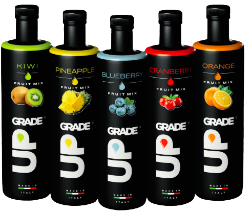 Botellas de zumos UP GRADE en una barra de coctelería
