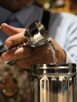 Detalle de tarjeta de visita sobre una barra de madera